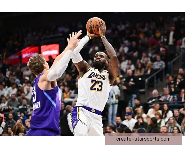 詹姆斯关键三分助湖人逆转比赛队伍士气再攀新高