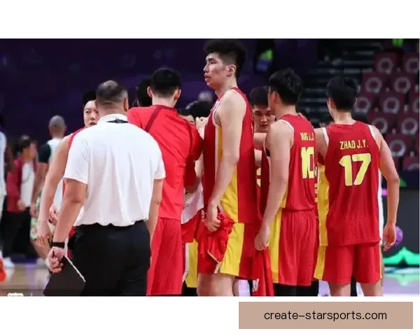 中国男篮力克澳大利亚成功晋级世界杯四强 赛后球员与教练组共同庆祝胜利